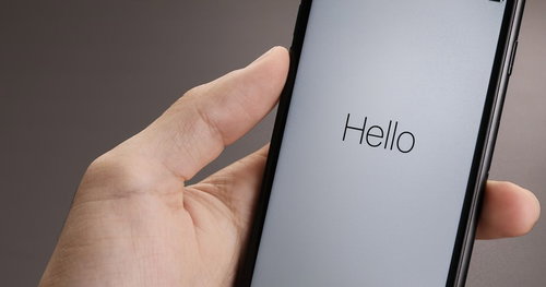 「Hello」と表示されたスマートフォンの画面