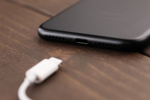 薄型のスマートフォンと充電コネクタ