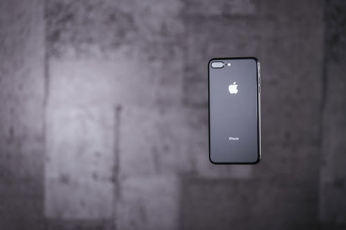 宙に浮いた最新スマートフォンのiPhone