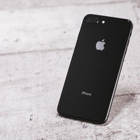 光沢ブラックのiPhone背面（iPhone 8 Plus）の写真