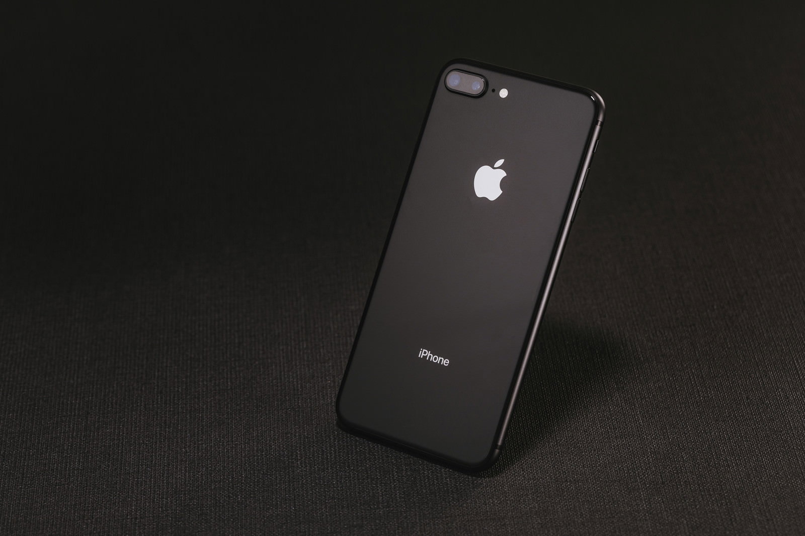 黒い布の上に立て掛けたiPhoneの背面