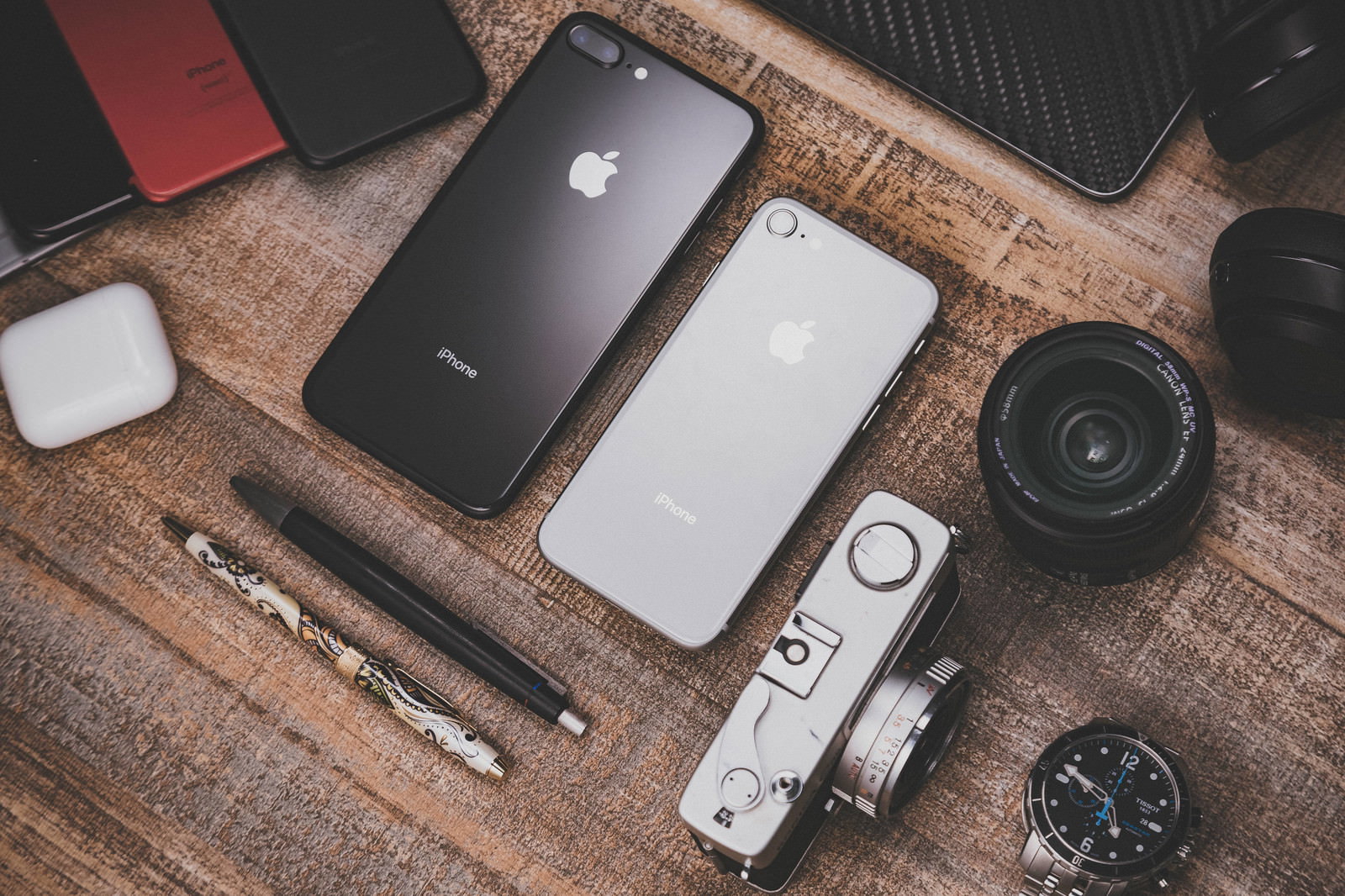iPhoneやフィルムカメラなどのガジェットを俯瞰で撮影