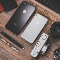 レンズやフィルムカメラとiPhoneのガジェットの写真