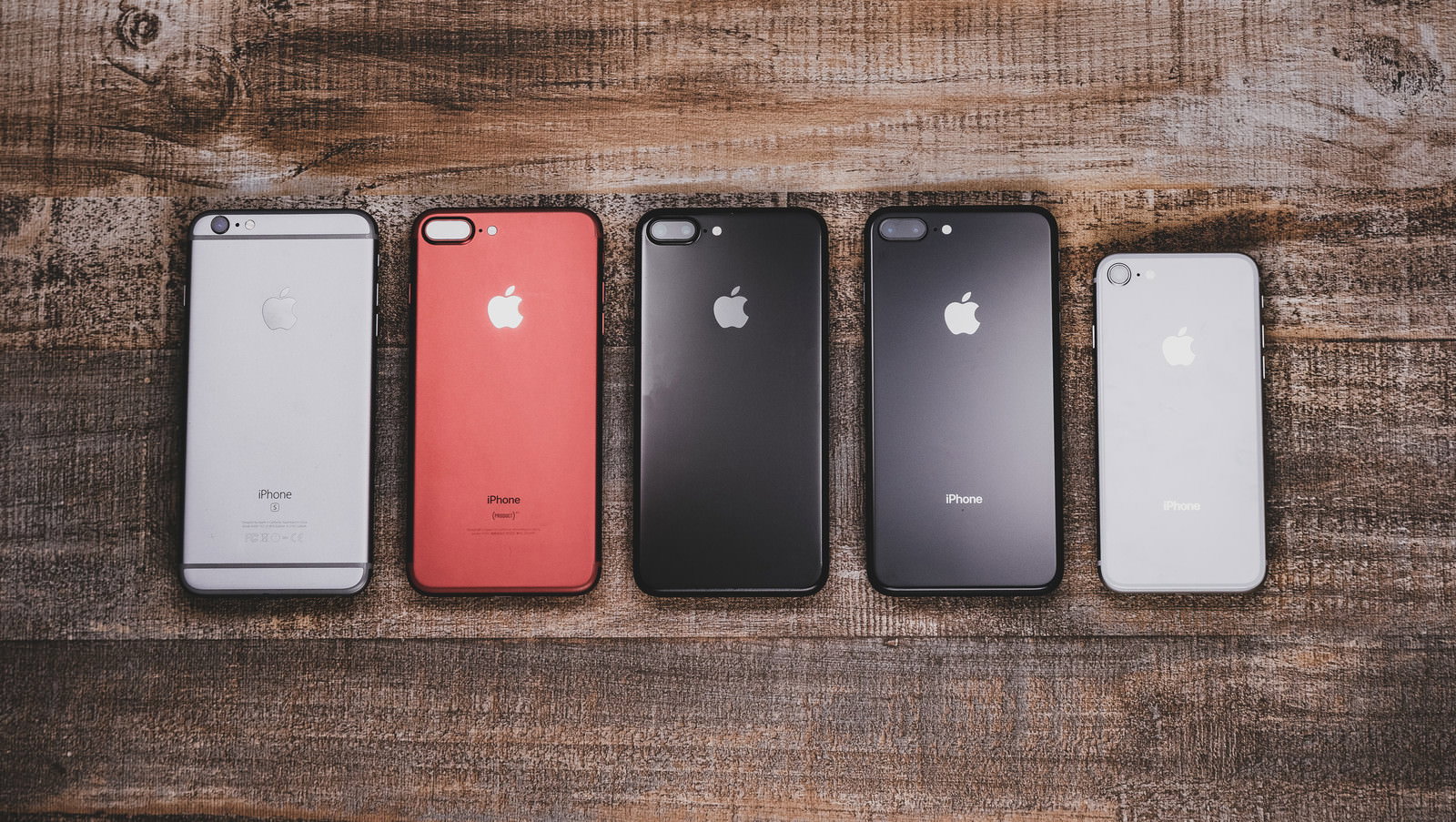 iPhone 6sからiPhone 8まで5台の背面を並べた写真
