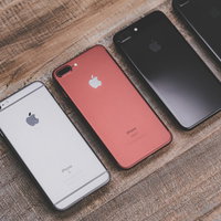 5.5インチサイズのスマートフォン4台の背面の写真