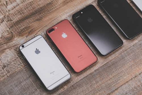 5.5インチサイズのスマートフォン4台の背面