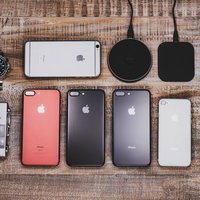 テーブルに置かれたガジェット系ブロガーの所有物、iPhoneやカメラなどの写真