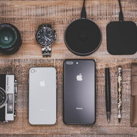 iPhoneやワイヤレス充電などガジェットの平置きレイアウトの写真