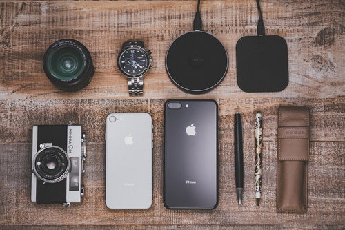 iPhoneやワイヤレス充電などガジェットの平置きレイアウト