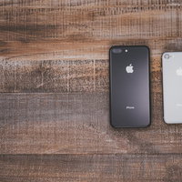 iPhone 8 Plus スペースグレイと iPhone 8 シルバーの写真