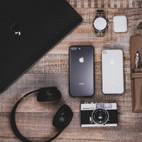 iPhoneとノートパソコンなどガジェットの平置きの写真