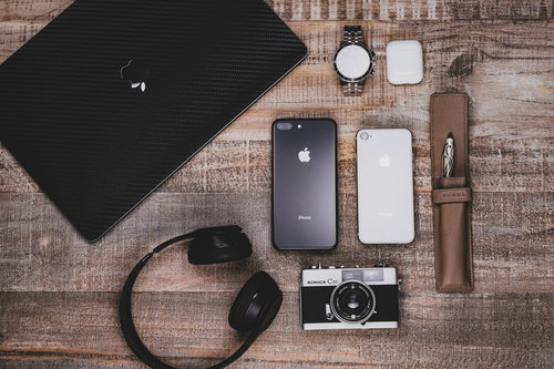 iPhoneとノートパソコンなどガジェットの平置き