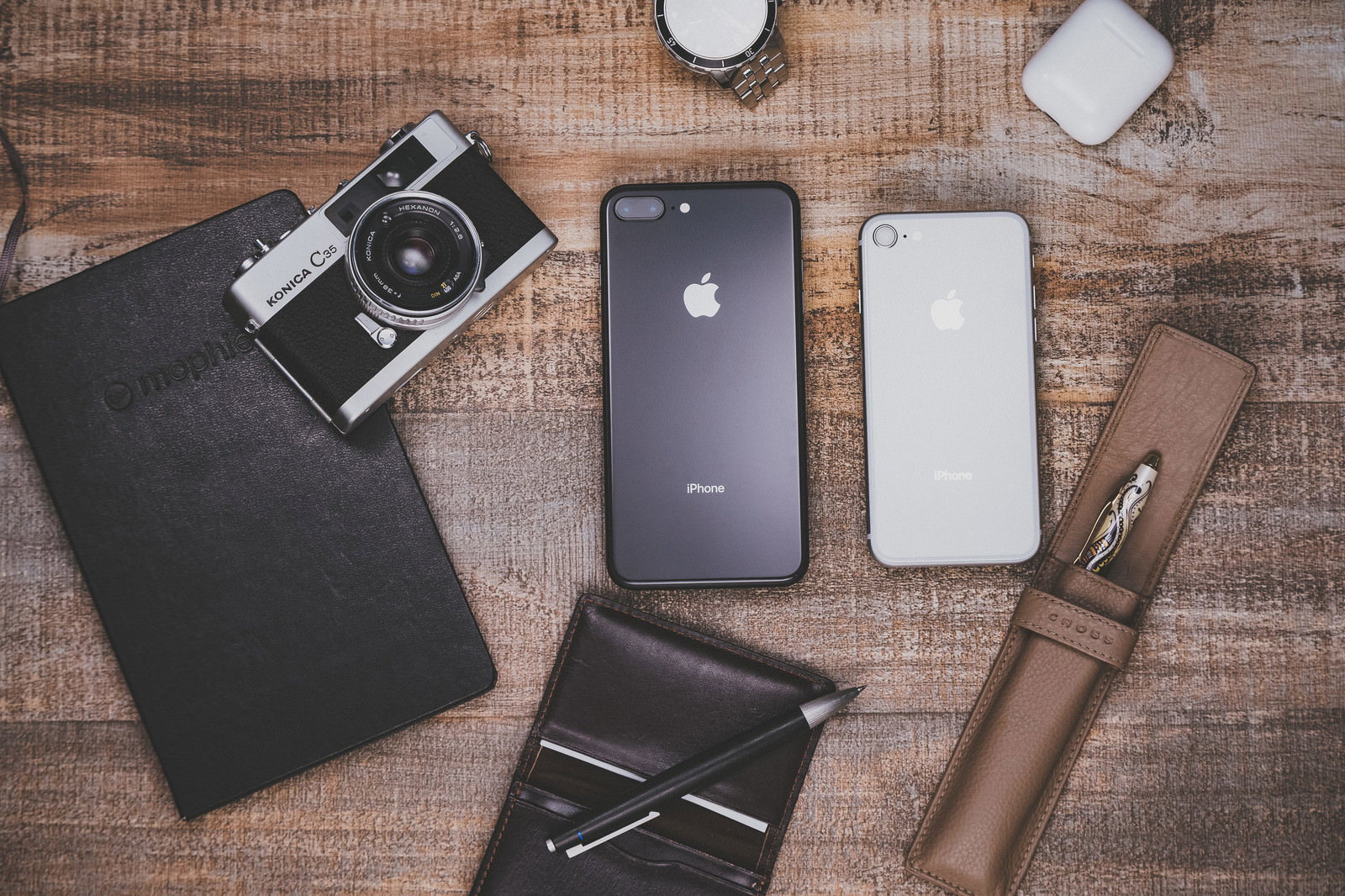 iPhoneとフィルムカメラ・筆記用具を並べたフラットレイ