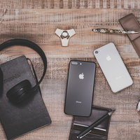 デスクの上に置かれたiPhoneや小物の写真