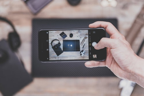 テーブルに置かれたガジェットをiPhoneで撮影（横位置）