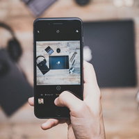 インスタ映えする木目調テーブルのガジェットをiPhoneで撮影の写真