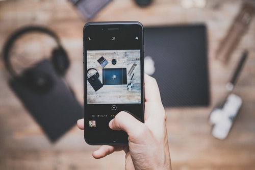 インスタ映えする木目調テーブルのガジェットをiPhoneで撮影