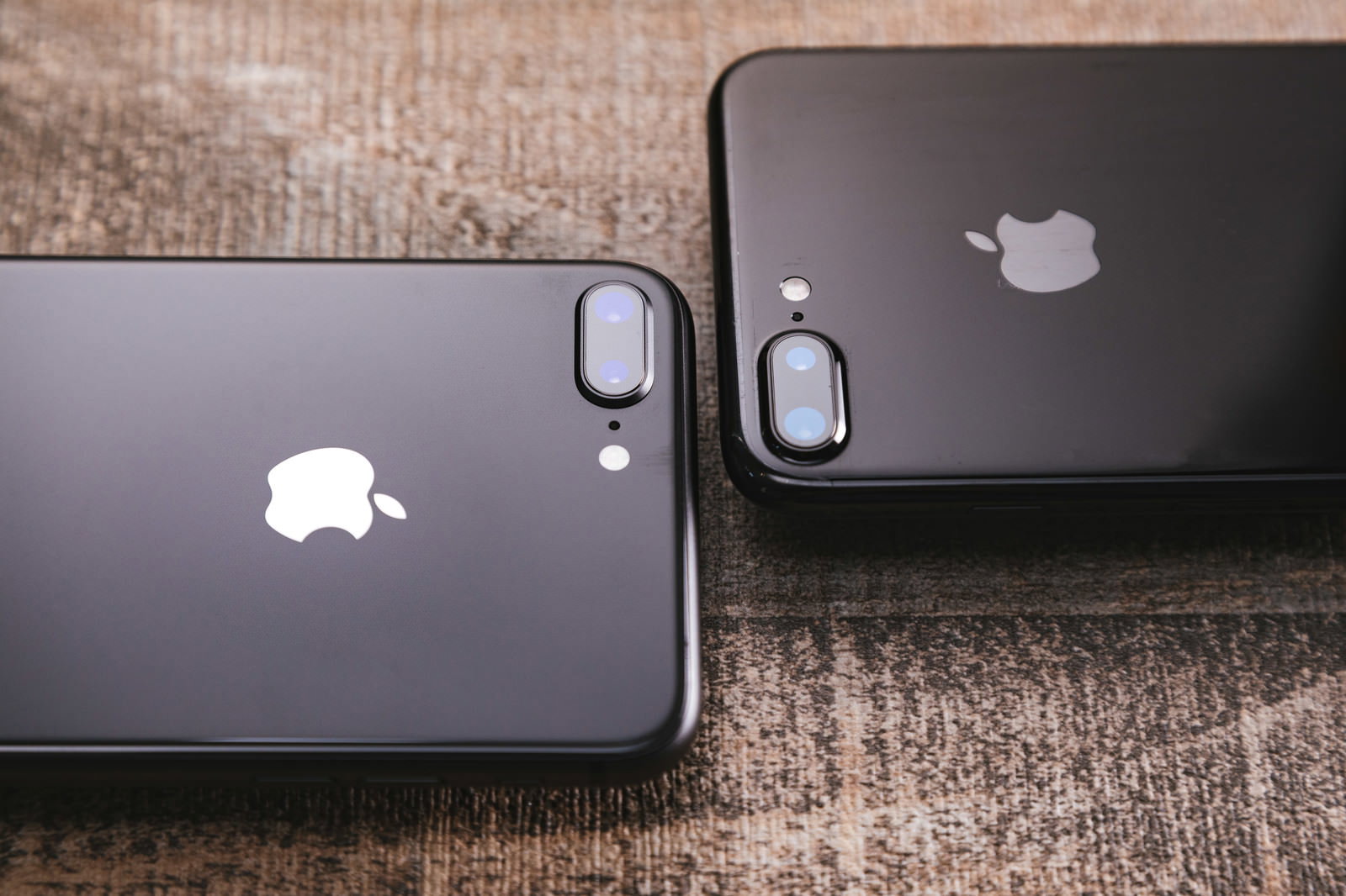黒いiPhone2台の背面とデュアルレンズカメラ
