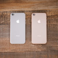 iPhone 8のシルバーとゴールドの写真
