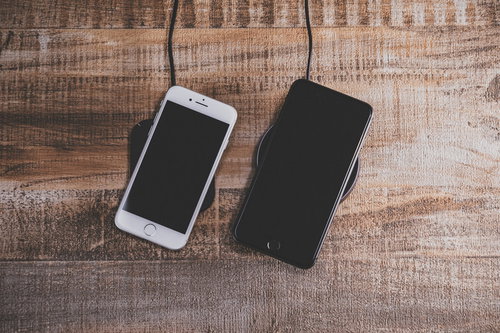 無線充電パッドにiPhoneを置く2台持ち
