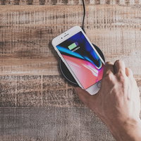 iPhone 8をワイヤレス充電パッドで充電中の写真