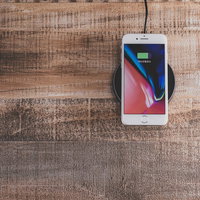 iPhoneをワイヤレス充電中のスマートフォンの写真