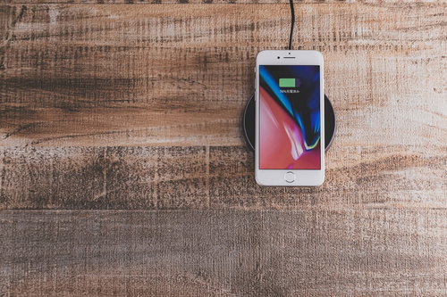 iPhoneをワイヤレス充電中のスマートフォン