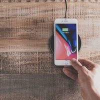 ワイヤレス充電可能なiPhoneの写真