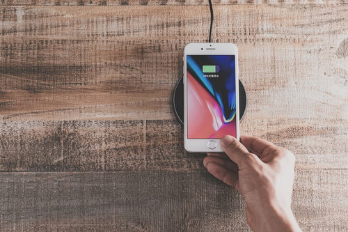 ワイヤレス充電可能なiPhone