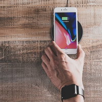 スマホを置くだけで充電できる便利な時代（ワイヤレス充電）の写真