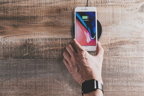 スマホを置くだけで充電できる便利な時代（ワイヤレス充電）