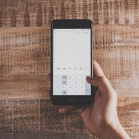 iPhoneの片手用キーボードを操作する様子の写真