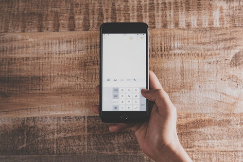 iPhoneの片手用キーボードを操作する様子