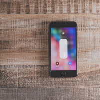 iPhone 8のコントロールセンター明るさ調整画面の写真
