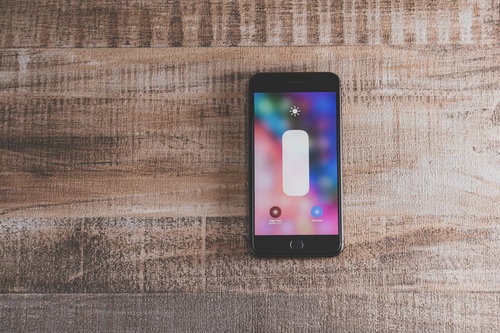 iPhone 8のコントロールセンター明るさ調整画面