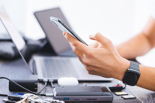 スマホビューを確認するWebデザイナー