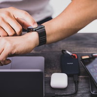 Apple Watchで1日のアクティビティを確認する男性の写真