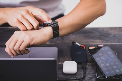 Apple Watchで1日のアクティビティを確認する男性