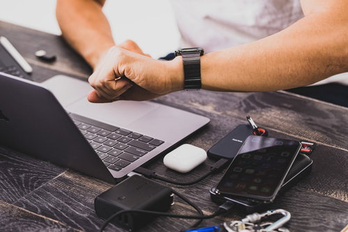 時間ピッタリに作業を開始するエンジニア