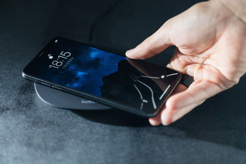 iPhone XS をワイヤレス充電する手元