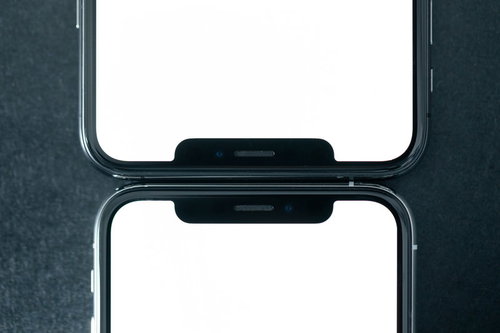 ワイヤレス充電中のiPhone XS