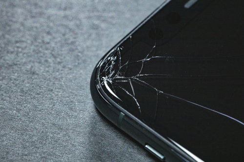 角からひび割れした前面パネルのiPhone