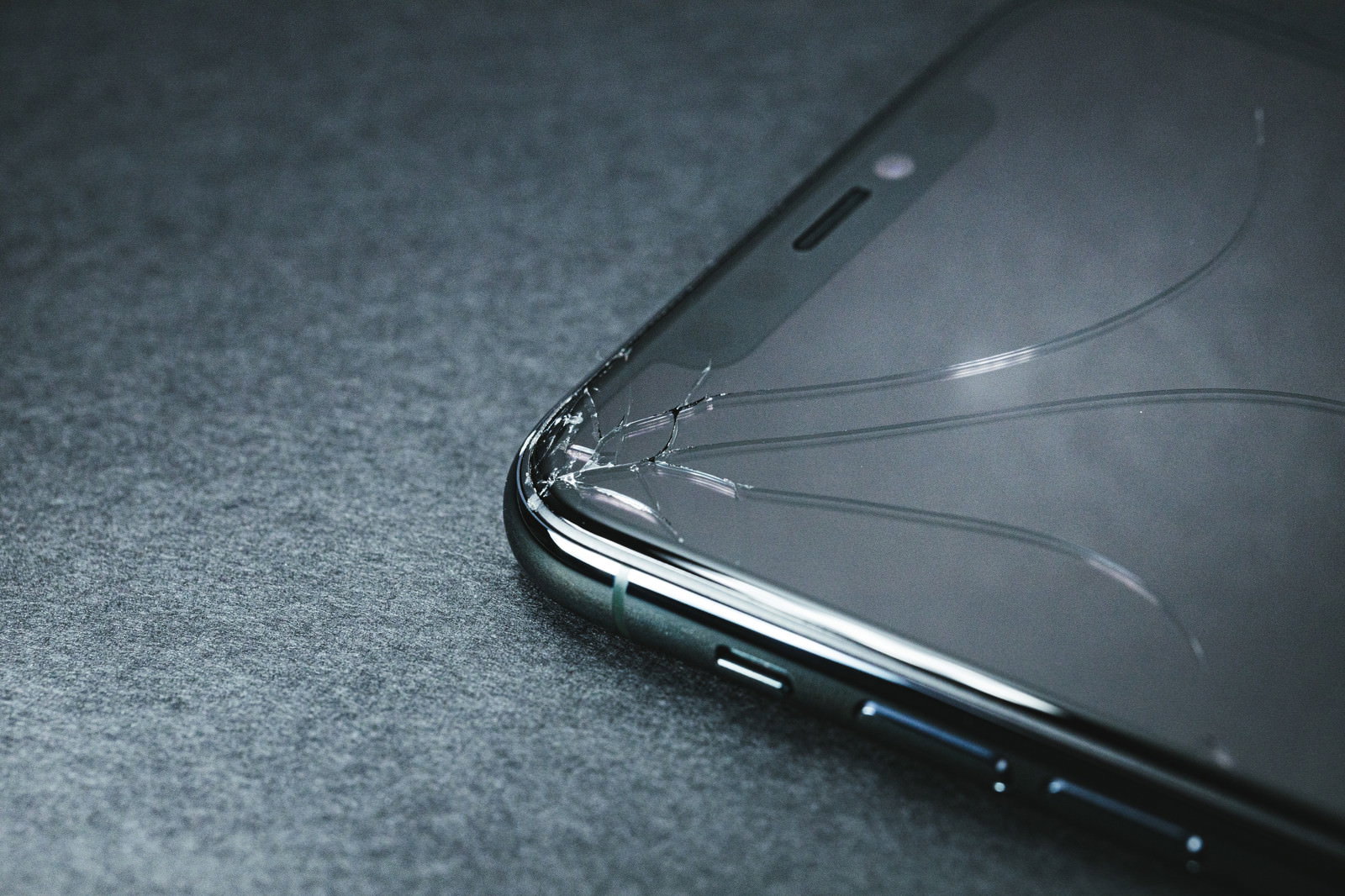 液晶画面に放射状のひび割れが入ったスマートフォン