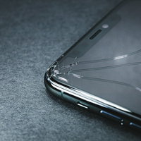 キレイにヒビが入ったスマホの液晶画面の破損状態の写真