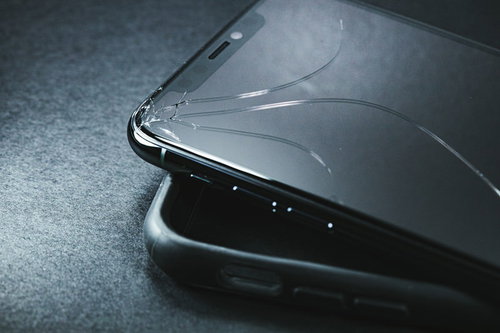 保護ケースをつけてたのに当たりどころが悪くて画面にヒビが入るiPhone