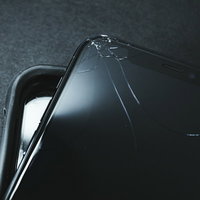 画面のヒビと保護ケースに見る破損したスマートフォンの写真