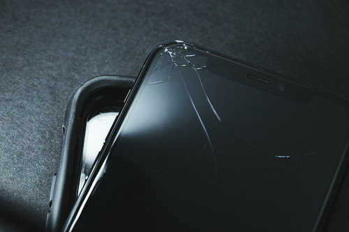 画面のヒビと保護ケースに見る破損したスマートフォン