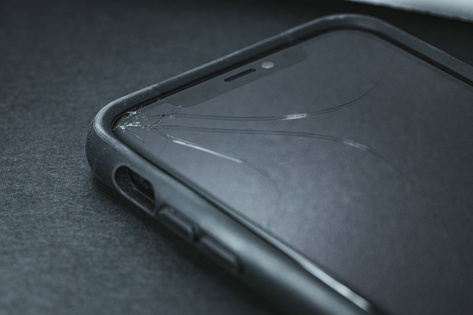 角から落としてヒビ割れしたスマートフォンの画面