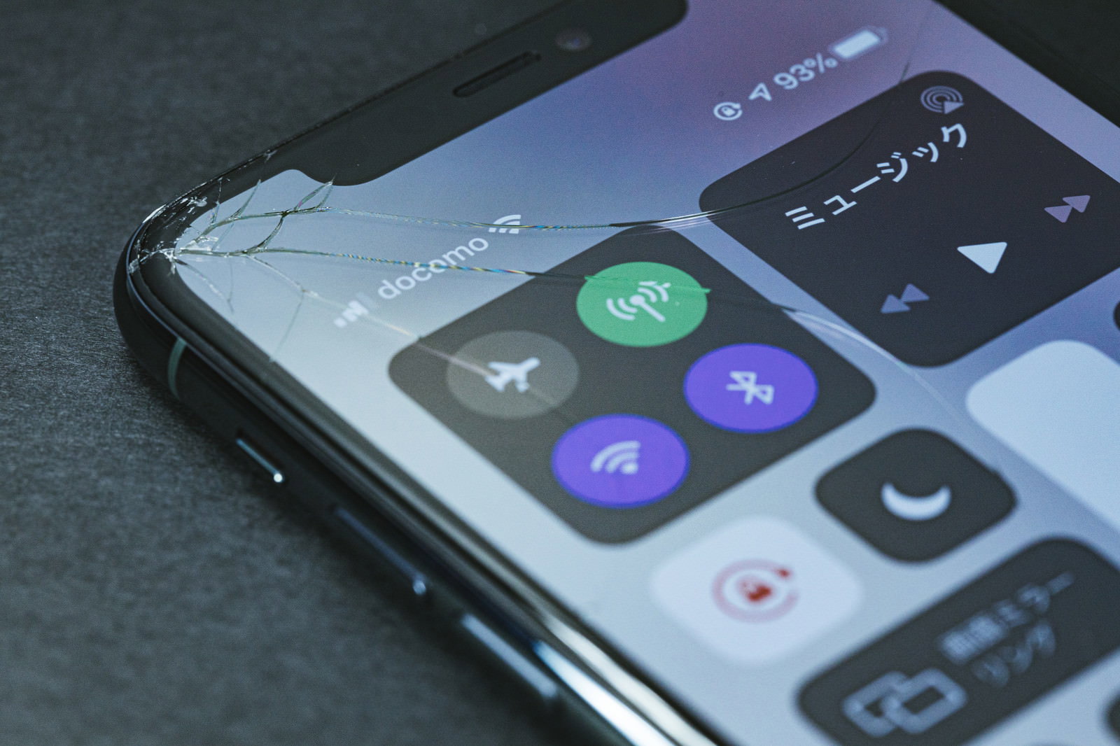 液晶画面にひびが入って損傷したiPhoneスマートフォン