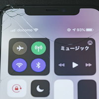 iPhoneの角を落として破損させた時のヒビと傷の写真